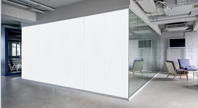Wydzielona przestrzeń biurowa szklanym boksem, z zamontowaną elektryczną folią okienną.
